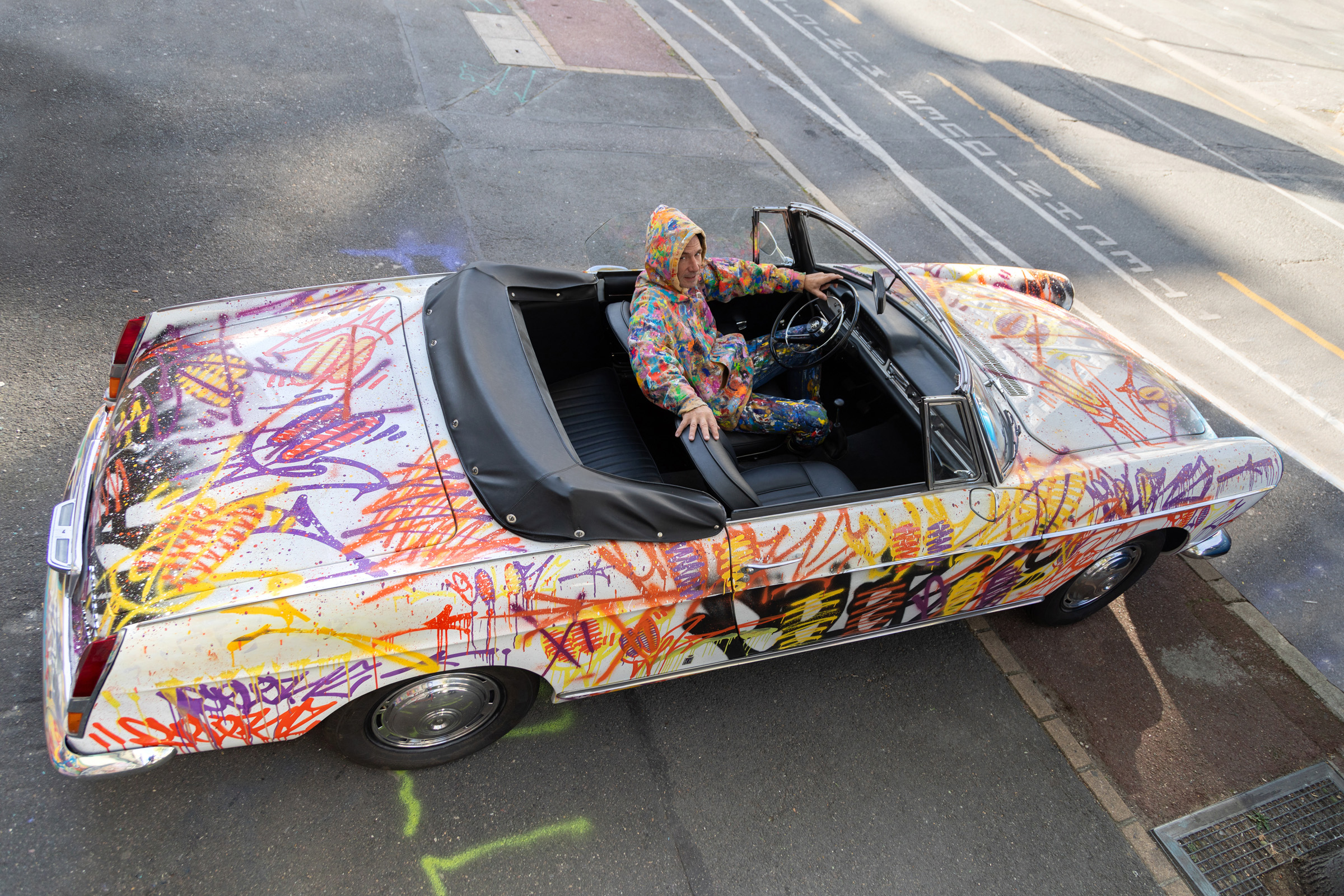 COLORZ au volant de sa Peugeot 404 cabriolet entièrement customisée, 2023 © Alain Smilo